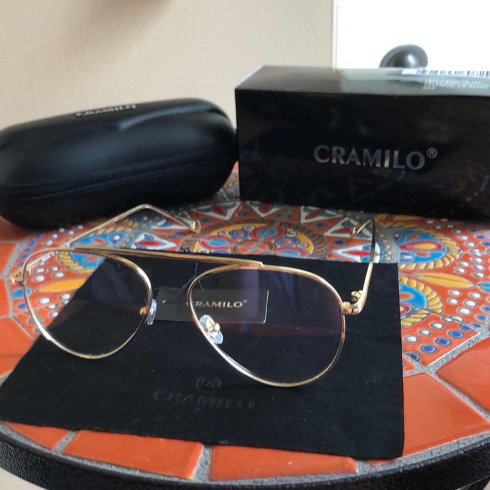 Clear-lens, trendy sunglasses 😎